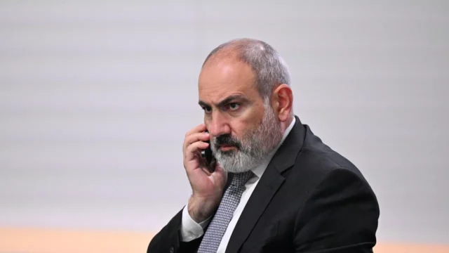 նիկոլ ցնցված