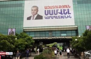 «Տաշիր» առևտրի կենտրոնի շենքից փորձում են ապամոնտաժել «Ազատություն Սամվել Կարապետյանին» գրությամբ պաստառները